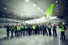 Aplūko, kā notiek Latvijas lidsabiedrības «airBaltic» Bombardier CS300 lidmašīnas nakts tehniskā apkope 20