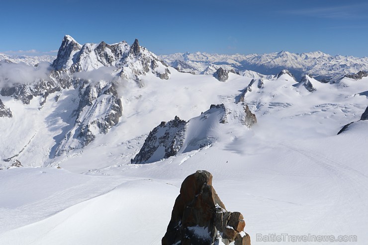 Travelnews.lv redakcija apmeklē 3 842 metru augsto Alpu virsotni «Aiguille du Midi». Atbalsta: Club Med 194559