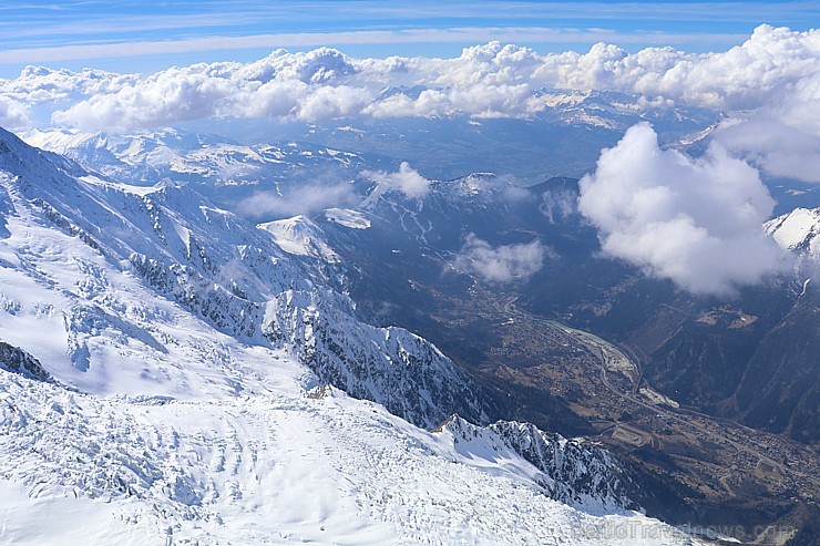Travelnews.lv redakcija apmeklē 3 842 metru augsto Alpu virsotni «Aiguille du Midi». Atbalsta: Club Med 194560