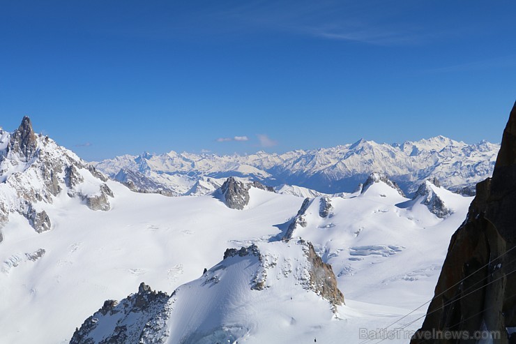 Travelnews.lv redakcija apmeklē 3 842 metru augsto Alpu virsotni «Aiguille du Midi». Atbalsta: Club Med 194569