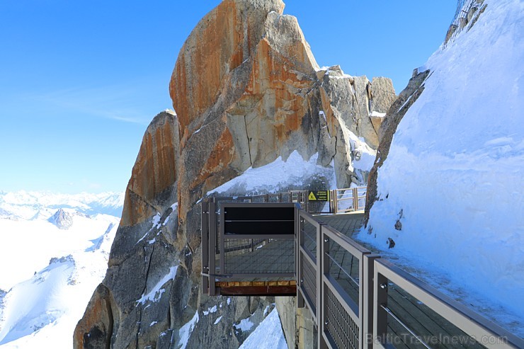 Travelnews.lv redakcija apmeklē 3 842 metru augsto Alpu virsotni «Aiguille du Midi». Atbalsta: Club Med 194570