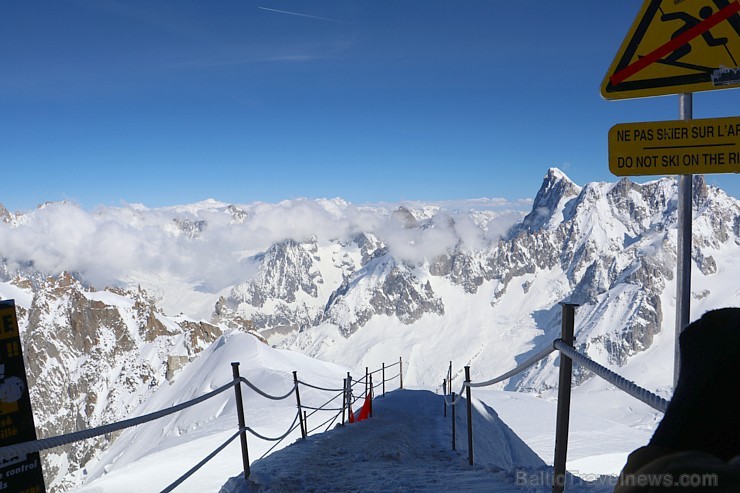 Travelnews.lv redakcija apmeklē 3 842 metru augsto Alpu virsotni «Aiguille du Midi». Atbalsta: Club Med 194571