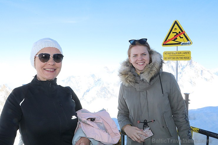 Travelnews.lv redakcija apmeklē 3 842 metru augsto Alpu virsotni «Aiguille du Midi». Atbalsta: Club Med 194581