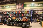 Lielveikals «Elkor Plaza» klientu dienās konsultē pircējus par ceļošanas inventāru 69