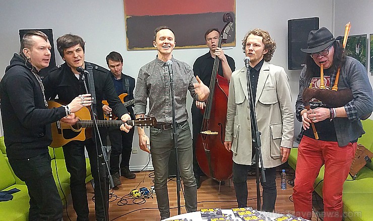 Renārs Kaupers ar latgaliešiem prezentē latgaliešu dziesmu izlases albūmu «Celīs brouļ!» 195515