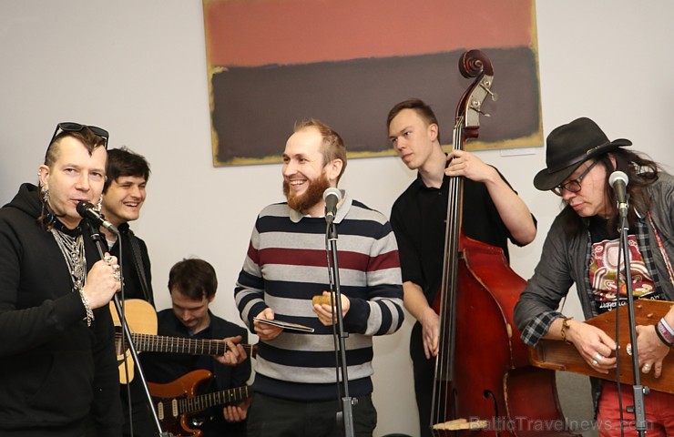 Renārs Kaupers ar latgaliešiem prezentē latgaliešu dziesmu izlases albūmu «Celīs brouļ!» 195517