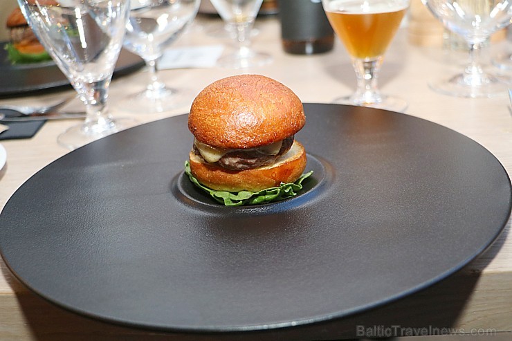 Alus restorāns «Easy Beer» Vecrīgā rīko garšu vakaru amerikāņu stilā «Alus - burbons - ēdiens» - Kraft mini siera burgers 195823