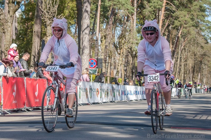 Jūrmalā aizvadīts Neatkarības dienas velobrauciens 196342