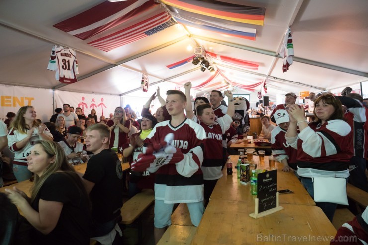 Hokeja fanu mājā Ķīpsalā aktīvi tiek atbalstīta Latvijas hokeja izlase 196573