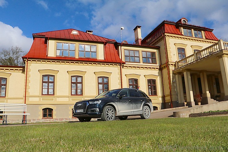 Travelnews.lv ar jauno «Audi Q7 e-tron» apceļo Vidzemi un atpūšas Dikļu pilī 196961