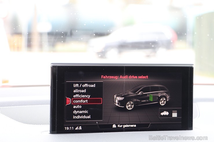 Travelnews.lv redakcija ar jauno un jaudīgo «Audi Q7 e-tron» apceļo Vidzemi 197262