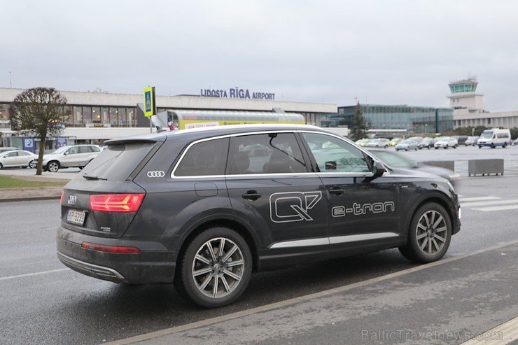 Travelnews.lv redakcija ar jauno un jaudīgo «Audi Q7 e-tron» apceļo Vidzemi 197267