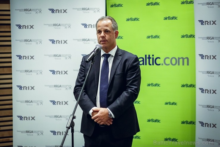 Svinīgā gaisotnē aizlidojis pirmais «AirBaltic» reiss uz Liepāju 197612