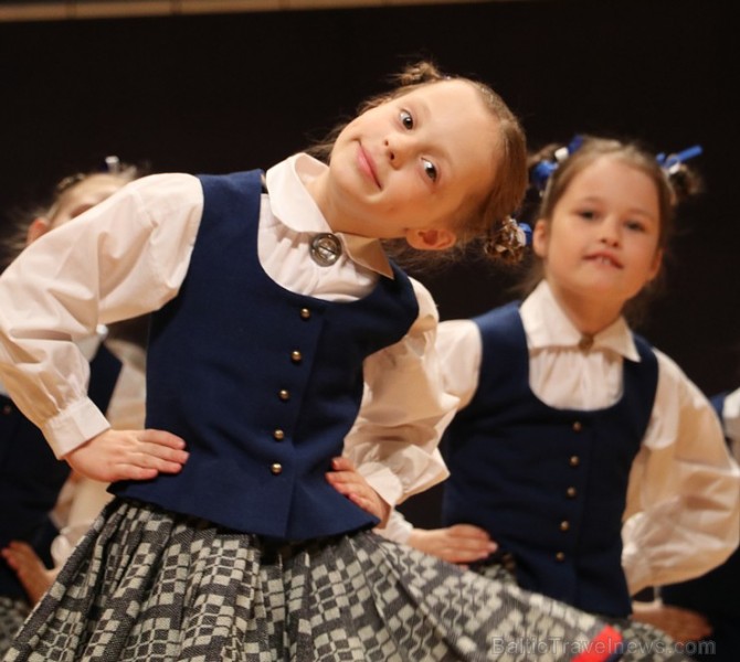 Ogres bērnu un jauniešu deju studija «Pīlādzītis» dejo pavasara koncertā