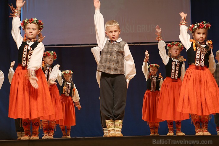 Ogres bērnu un jauniešu deju studija «Pīlādzītis» dejo pavasara koncertā