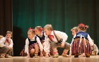 Ogres bērnu un jauniešu deju studija «Pīlādzītis» dejo pavasara koncertā 31