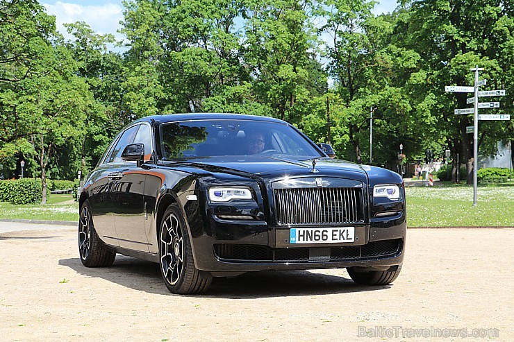 Travelnews.lv redakcija apceļo Vidzemi ar jauno «Rolls-Royce Ghost Black Badge»