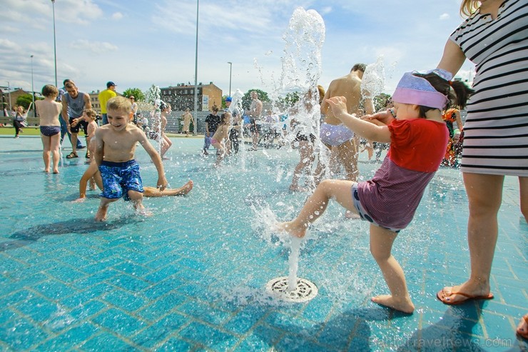 Ar ziepju burbuļu salūtu Rīgā atklāj Centra sporta kvartāla rotaļu laukumu 200141