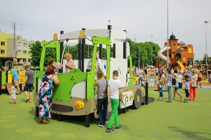 Ar ziepju burbuļu salūtu Rīgā atklāj Centra sporta kvartāla rotaļu laukumu 200146