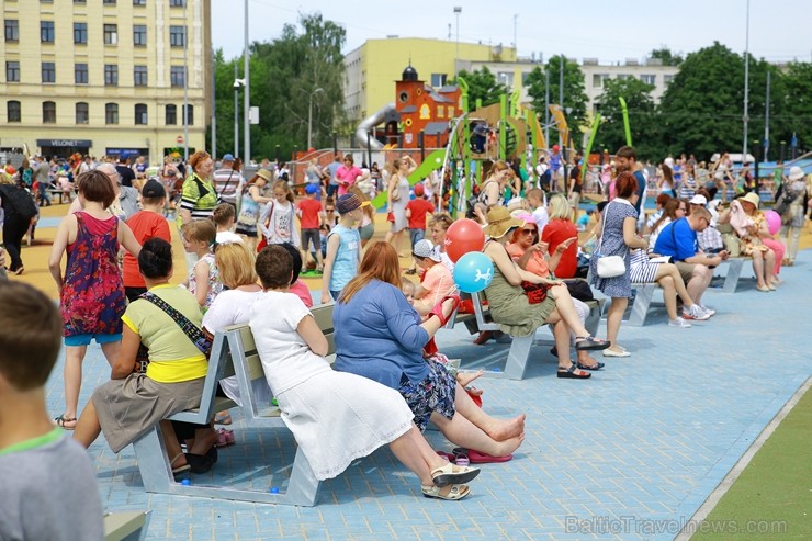 Ar ziepju burbuļu salūtu Rīgā atklāj Centra sporta kvartāla rotaļu laukumu 200147