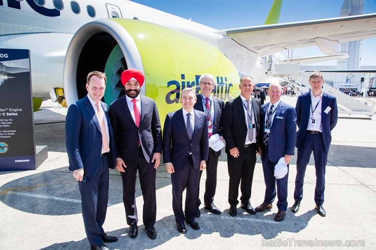 «Airbaltic» pasaulē lielākajā aviācijas izstādē Parīzē prezentē «Bombardier» CS300 lidmašīnu 200577