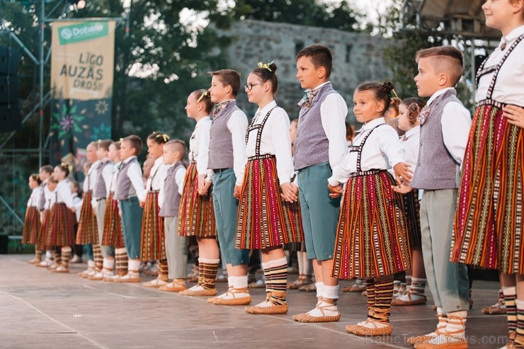 Dobelē lustīgai līgošanai līdzās aizvadīts dižkoncerts «Līgojam Dobelē» 200616