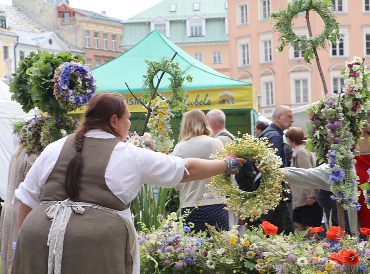 Zāļu tirgus Doma laukumā pulcē gan līksmos rīdziniekus, gan ziņkārīgos ārzemniekus