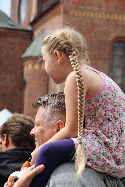 Zāļu tirgus Doma laukumā pulcē gan līksmos rīdziniekus, gan ziņkārīgos ārzemniekus