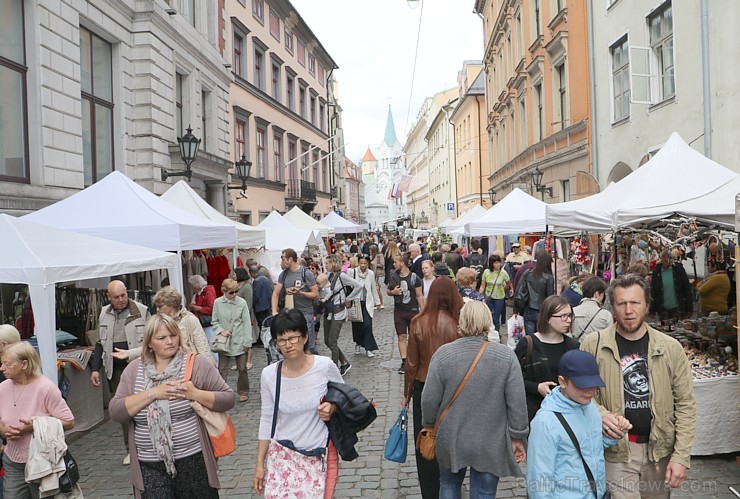 Zāļu tirgus Doma laukumā pulcē gan līksmos rīdziniekus, gan ziņkārīgos ārzemniekus 200711