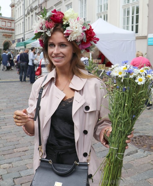 Zāļu tirgus Doma laukumā pulcē gan līksmos rīdziniekus, gan ziņkārīgos ārzemniekus