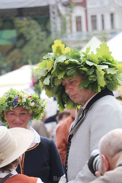 Zāļu tirgus Doma laukumā pulcē gan līksmos rīdziniekus, gan ziņkārīgos ārzemniekus 200716