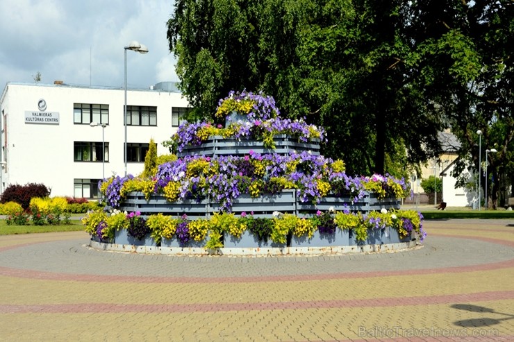Valmiera tērpjas vasaras ziedu rotās 200879