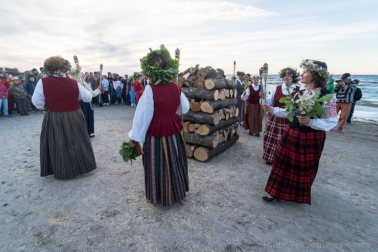 Jūrmalā  ar plašu svētku programmu un skaistiem skatiem aizvadīta Līgo nakts 200949