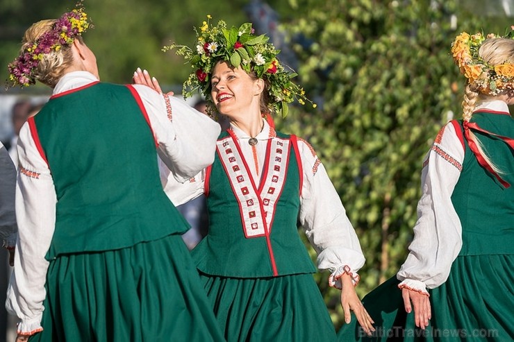 Jūrmalā  ar plašu svētku programmu un skaistiem skatiem aizvadīta Līgo nakts