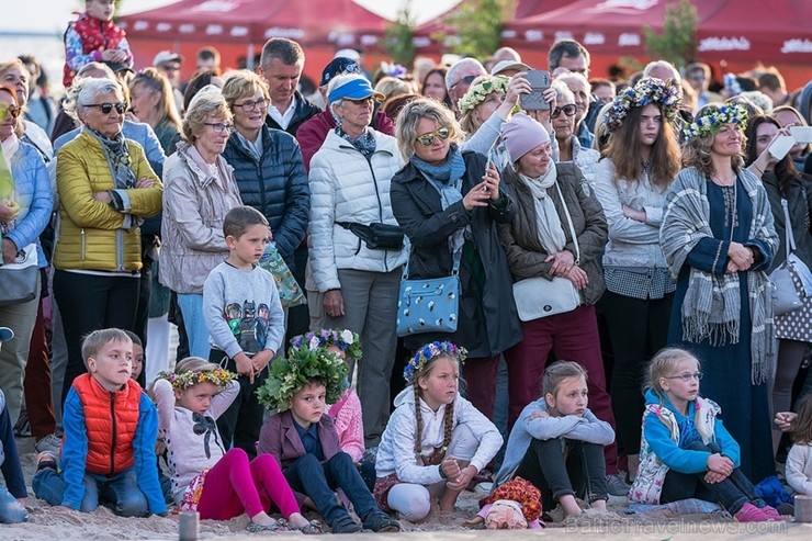 Jūrmalā  ar plašu svētku programmu un skaistiem skatiem aizvadīta Līgo nakts