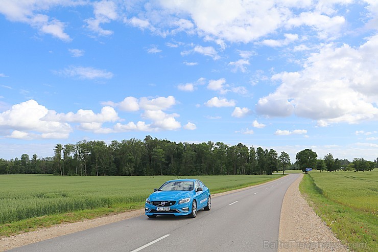 Travelnews.lv ceļo uz Jaunpili ar jauno un jaudīgo Volvo S60 Polestar