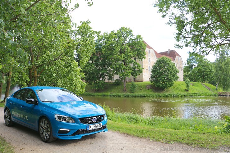 Travelnews.lv ceļo uz Jaunpili ar jauno un jaudīgo Volvo S60 Polestar
