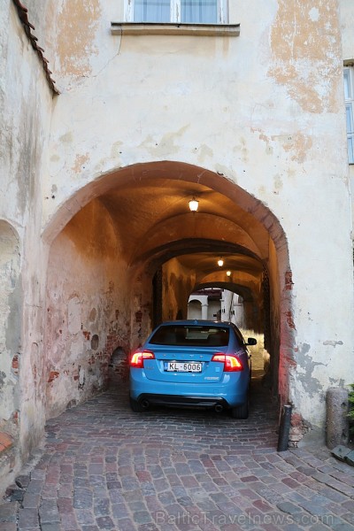 Travelnews.lv ceļo uz Jaunpili ar jauno un jaudīgo Volvo S60 Polestar 201126