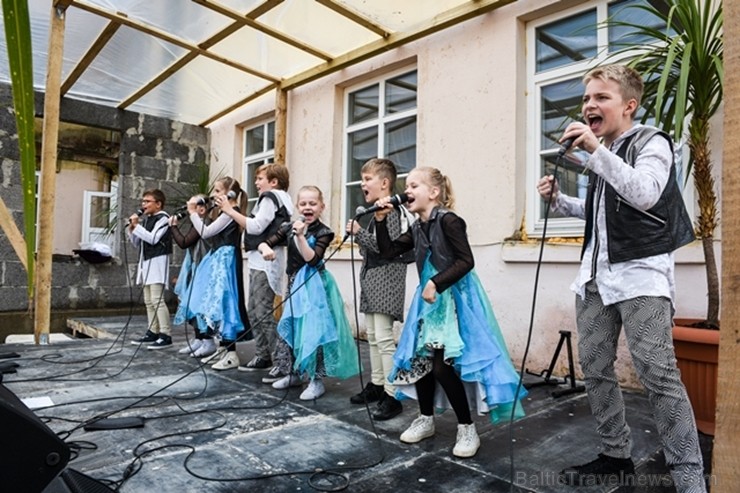 Atdzimstošajā Bārbeles skolā ar Renāru Kauperu un Valteru aizvadīts sirsnīgs labdarības koncerts «Uzcel savu skolu!»