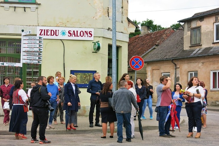 Talsos  atklāta Latvijā nebijusi izstāde - māksla uzzied Talsu ielās