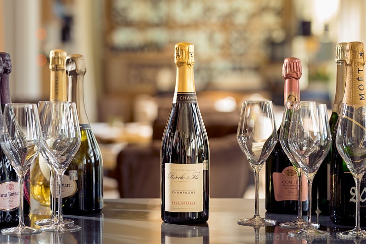 Restorāna «Bibliotēka No1» vīnzinis Ivo Orlovs iepazīstina ar 5 šampaniešiem, kur viena glāze maksā tikai 7 eiro. Foto: Restoransbiblioteka.lv 202933