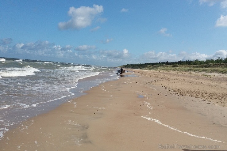 Travelnews.lv dzīvo sērfotāju nometnē brīvā dabā un piedzīvo visu Kurzemes krasta dabas stihiju varenību Travelnews.lv dzīvo sērfotāju nometnē brīvā dabā un piedzīvo visu Kurzemes krasta dabas stihiju varenību 203807