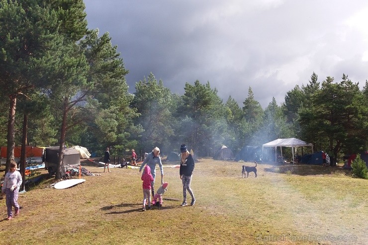 Travelnews.lv dzīvo sērfotāju nometnē brīvā dabā un piedzīvo visu Kurzemes krasta dabas stihiju varenību Travelnews.lv dzīvo sērfotāju nometnē brīvā dabā un piedzīvo visu Kurzemes krasta dabas stihiju varenību 203816