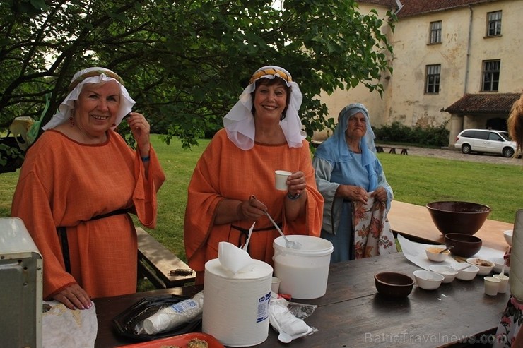 Jaunpils pilī aizvadīti Viduslaiku svētki «Krogus lustes» 204618