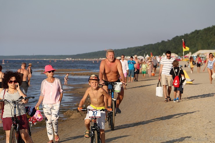 Jūrmalas atpūtnieki un viesi pludmalē ķer pēdējās siltās augusta dienas