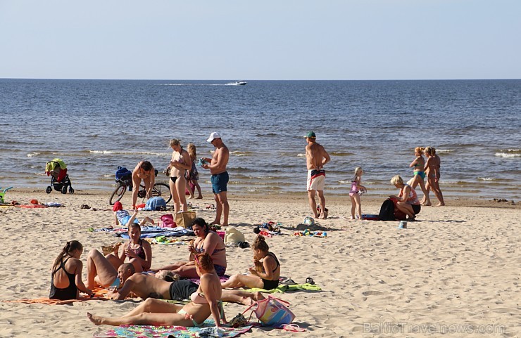 Jūrmalas atpūtnieki un viesi pludmalē ķer pēdējās siltās augusta dienas 204898