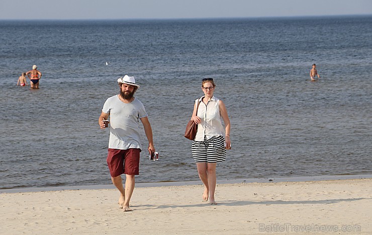 Jūrmalas atpūtnieki un viesi pludmalē ķer pēdējās siltās augusta dienas