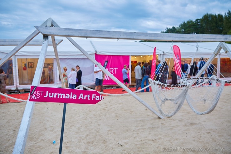 Jūrmalas pludmales kompleksā «Legend Beach» pirmo reizi notiek mākslas gadatirgus «Jurmala Art Fair».