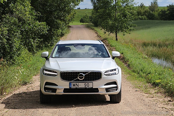 Travelnews.lv ar jauno Volvo V90 Cross Country apceļo Latgali 205429
