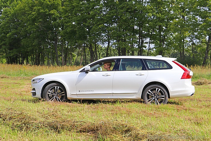 Travelnews.lv ar jauno Volvo V90 Cross Country apceļo Latgali 205486